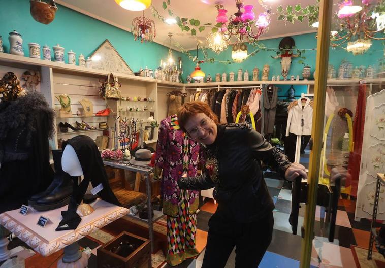 Elvira vende su ropa de firma y la de sus amigas en su nueva tienda 'vintage' de Bilbao